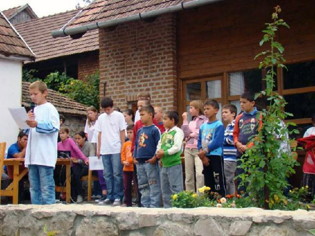 A gyerkek előadás közben