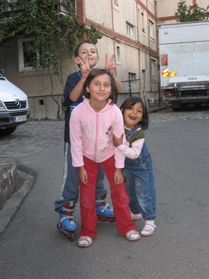 Az otthon játékos lakói: Szilárd, Lora és Mihaela