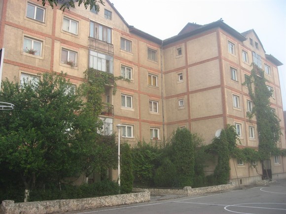 A kolostorhoz tartozó épület lakásaiban élnek a nevelők és a gondozottak A kolostorhoz tartozó épület lakásaiban élnek a nevelők és a gondozottak