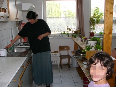 Török Edit házfőnök a konyhában szorgoskodik