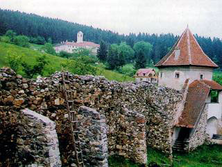 A kastély északi fala, háttérben a ferences kolostor