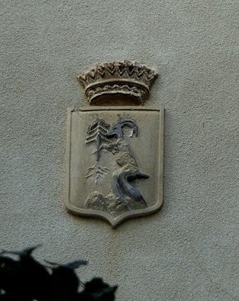 Teleki-címer a kastély bejárati homlokzatán