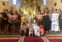 Bővebben: Csoportkép Kármelhegyi Boldogasszony szoborral