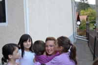 Bővebben: Ki kap a munkahelyén ennyi puszi