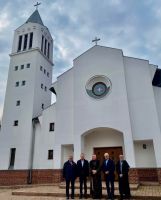 Bővebben: Csengelei templom előtt