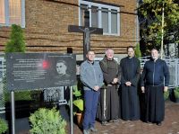 Bővebben: Itt e keresztnél