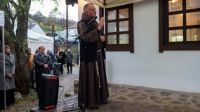 Bővebben: Böjte Csaba áldásával nyitották meg az ötvösök házát Hollókőn