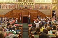 Bővebben: Böjte Csaba mind az 500 gyer­me­két el­vitte a Par­la­mentbe