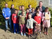 Bővebben: Zsombolyai gyerekek aranyeső árnyékában!