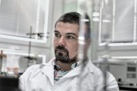 Bővebben: A humán koronavírus felfedezőjével dolgozik a szegedi kutató – interjú Dr. Letoha Tamással