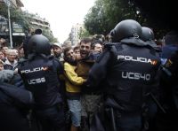 Bővebben: Utcai harcok, rendőri brutalitás Katalóniában