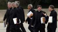 Bővebben: Csökkentik a vatikáni hivatalokban dolgozó papok számát