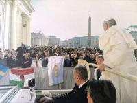 Bővebben: Felismerte és megáldotta a székelyföldi zarándokok Mária-zászlóját Ferenc pápa