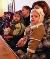 Bővebben: Aranyos gyermekekkel,  figyelő édesanyákkal a templomban