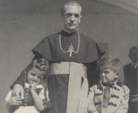 Bővebben: Márton Áron püspök Csíksomlyón a keresztfiával, 1942
