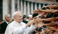 Bővebben: Amikor II. János Pál pápa egyik kiugrott papnál gyónt