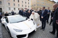 Bővebben: Több mint hétszázezer euróért kelt el Ferenc pápa szuper kocsija