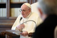 Bővebben: Körülöttünk élő és mennyben élő szentek imádkoznak értünk!