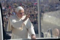 Bővebben: Könnyekkel és éljenezve búcsúztak XVI. Benedektől