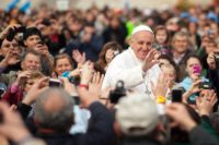 Bővebben: A nagy nap: pénteken 11.30-kor érkezik meg Ferenc pápa a bukaresti repülőtérre