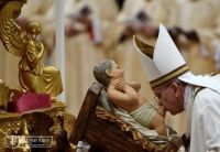 Bővebben: Ferenc pápa: Jézus nem azért jön, hogy elemésszen és parancsoljon hanem hogy tápláljon és szolgáljon
