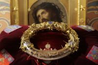 Bővebben: Hősként ünneplik a káplánt, aki az égő épületből hozta ki Krisztus töviskoronáját