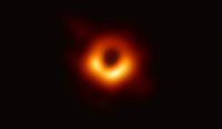 Bővebben: Íme az első valódi kép egy fekete lyukról