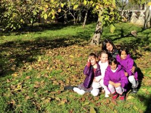 Dévai lányok a novemberi napfényben a Magyarok Nagyasszonyáról elnevezett gyermekvédelmi otthon udvarán.