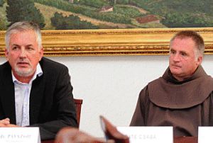 Páva Zsolt Böjte Csaba ferences szerzetest fogadta, aki azért érkezett, hogy megköszönje a város adományát (fotó: Laufer L.)