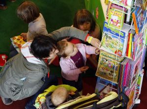 A gyermekkönyvek népszerűsége nem csak a gyerekeken látszott Fotó: Nagy Béla