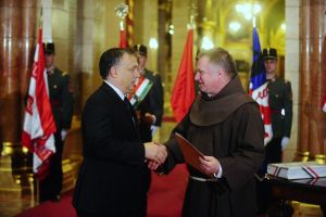 Orbán Viktor gratulál Böjte Csabának | Fotó: MTI