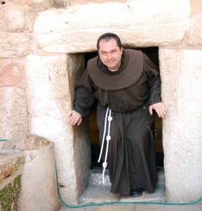 Tóth Vencel ofm a betlehemi Születés-bazilika kicsiny kapujában