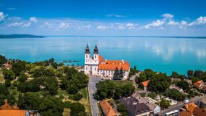 b_300_300_16777215_00_images_stories_Szent_Szent_helyek_tihanyi-apatsag2.jpg