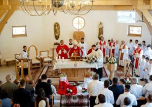 b_300_300_16777215_00_images_stories_Szent_Unnepek_templomszentelesgyimes25.jpg